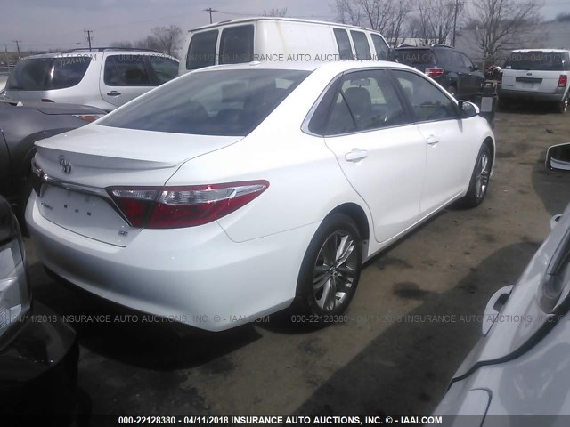 4T1BF1FK5FU021168 - 2015 TOYOTA CAMRY LE/XLE/SE/XSE თეთრი ფოტო 4