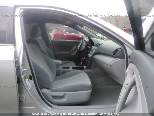 4T1BE46KX9U310989 - 2009 TOYOTA CAMRY SE/LE/XLE SILVER photo 5