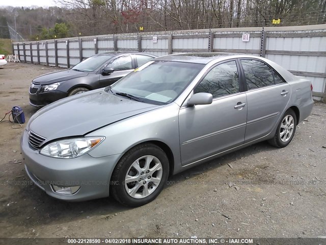4T1BE30K65U639332 - 2005 TOYOTA CAMRY LE/XLE/SE ვერცხლისფერი ფოტო 2