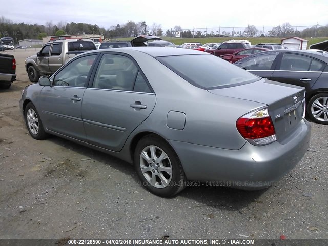 4T1BE30K65U639332 - 2005 TOYOTA CAMRY LE/XLE/SE ვერცხლისფერი ფოტო 3