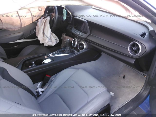 1G1FC1RS8H0185639 - 2017 CHEVROLET CAMARO LT Azul foto 5