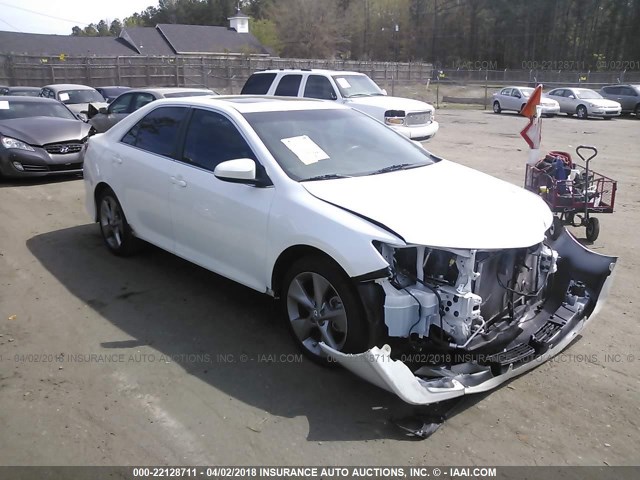 4T1BF1FK2CU621772 - 2012 TOYOTA CAMRY SE/LE/XLE Белый фото 1