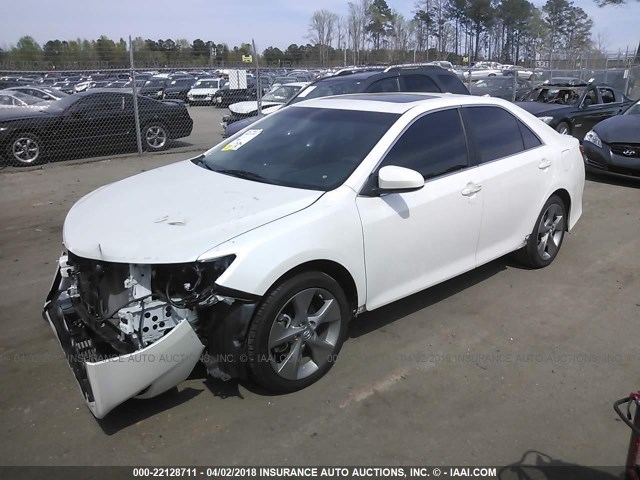 4T1BF1FK2CU621772 - 2012 TOYOTA CAMRY SE/LE/XLE WHITE photo 2