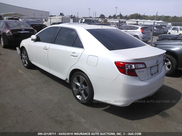 4T1BF1FK2CU621772 - 2012 TOYOTA CAMRY SE/LE/XLE WHITE photo 3