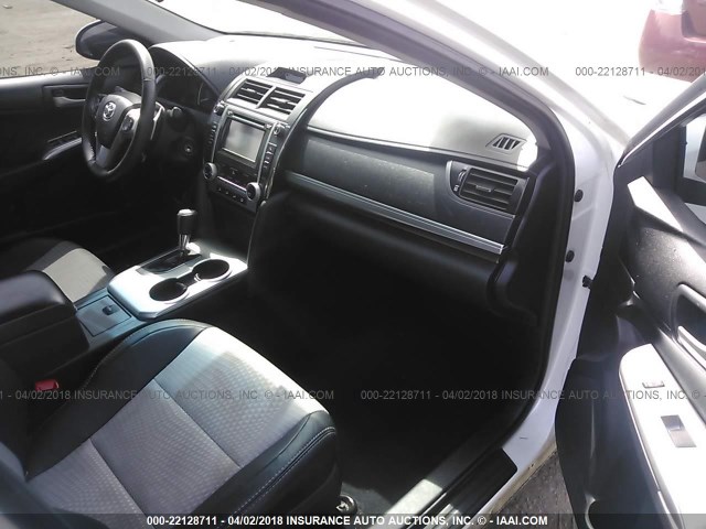 4T1BF1FK2CU621772 - 2012 TOYOTA CAMRY SE/LE/XLE Белый фото 5