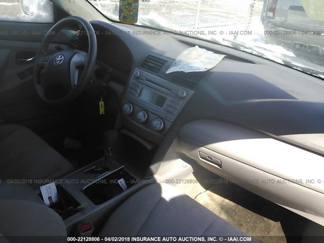 4T1BF3EK4AU513261 - 2010 TOYOTA CAMRY SE/LE/XLE 银色 照片 5