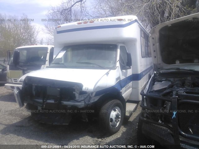 1FDFE4FS9EDB17387 - 2014 FORD ECONOLINE E450 SUPER DUTY CUTWY VAN WHITE photo 2