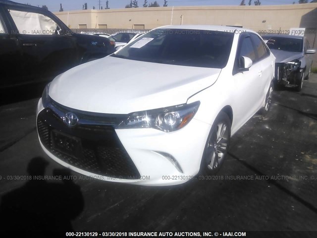 4T1BF1FKXHU643218 - 2017 TOYOTA CAMRY LE/XLE/SE/XSE WHITE photo 2