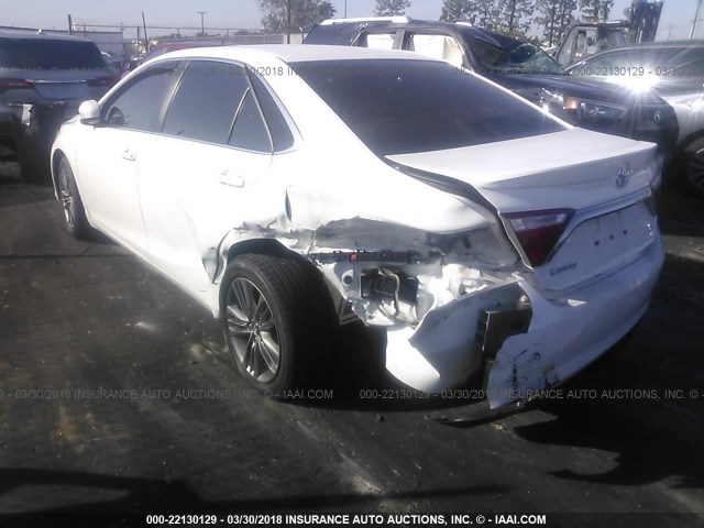 4T1BF1FKXHU643218 - 2017 TOYOTA CAMRY LE/XLE/SE/XSE WHITE photo 3
