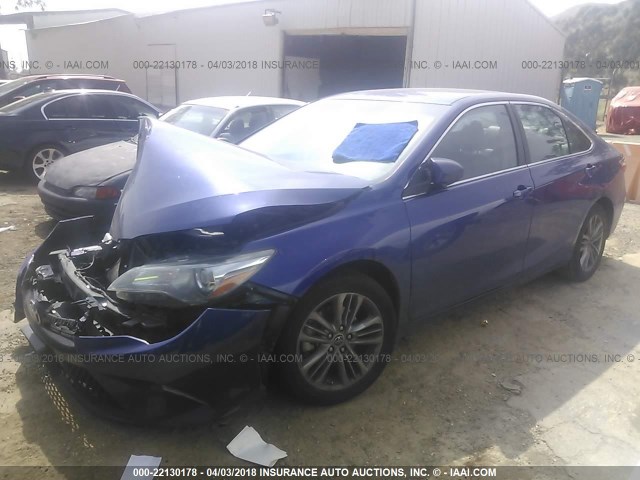 4T1BF1FKXFU941071 - 2015 TOYOTA CAMRY LE/XLE/SE/XSE ლურჯი ფოტო 2