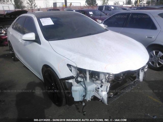 4T1BF1FK6FU064871 - 2015 TOYOTA CAMRY LE/XLE/SE/XSE WHITE photo 1