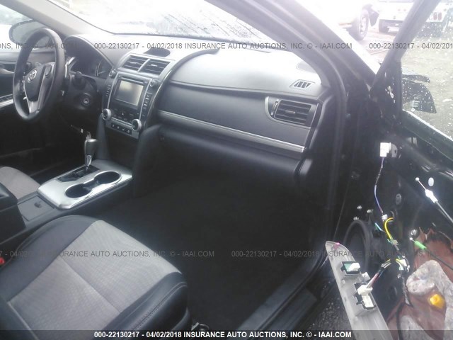 4T1BF1FKXCU616173 - 2012 TOYOTA CAMRY SE/LE/XLE BLACK photo 5