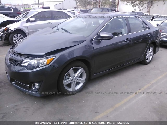 4T1BF1FK5EU468954 - 2014 TOYOTA CAMRY L/SE/LE/XLE 灰色 照片 2