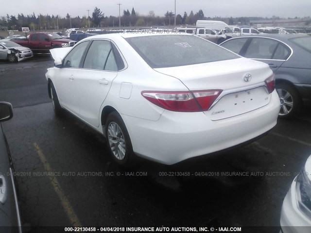 4T1BF1FK3GU246058 - 2016 TOYOTA CAMRY LE/XLE/SE/XSE WHITE photo 3