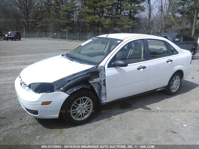 1FAHP34N97W152300 - 2007 FORD FOCUS ZX4/S/SE/SES WHITE photo 2