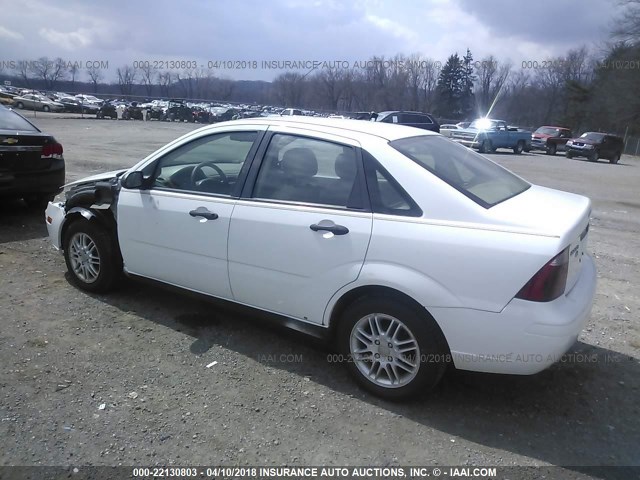 1FAHP34N97W152300 - 2007 FORD FOCUS ZX4/S/SE/SES WHITE photo 3