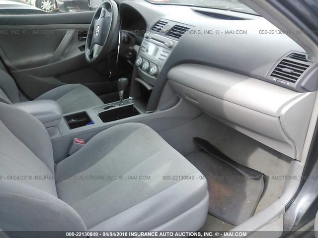 4T1BE46K09U810837 - 2009 TOYOTA CAMRY SE/LE/XLE GRAY photo 5