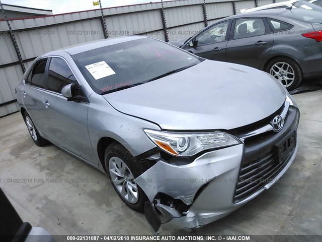 4T1BF1FK0HU729461 - 2017 TOYOTA CAMRY LE/XLE/SE/XSE SILVER photo 1