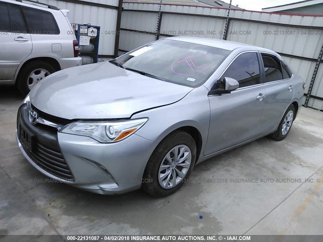 4T1BF1FK0HU729461 - 2017 TOYOTA CAMRY LE/XLE/SE/XSE SILVER photo 2