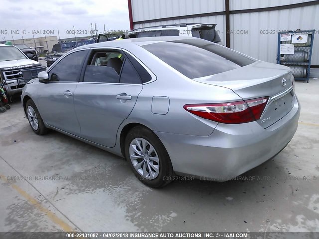 4T1BF1FK0HU729461 - 2017 TOYOTA CAMRY LE/XLE/SE/XSE SILVER photo 3