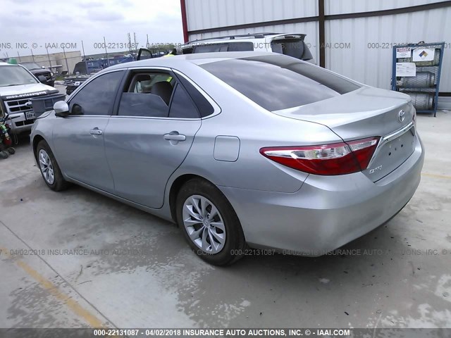 4T1BF1FK0HU729461 - 2017 TOYOTA CAMRY LE/XLE/SE/XSE ვერცხლისფერი ფოტო 3