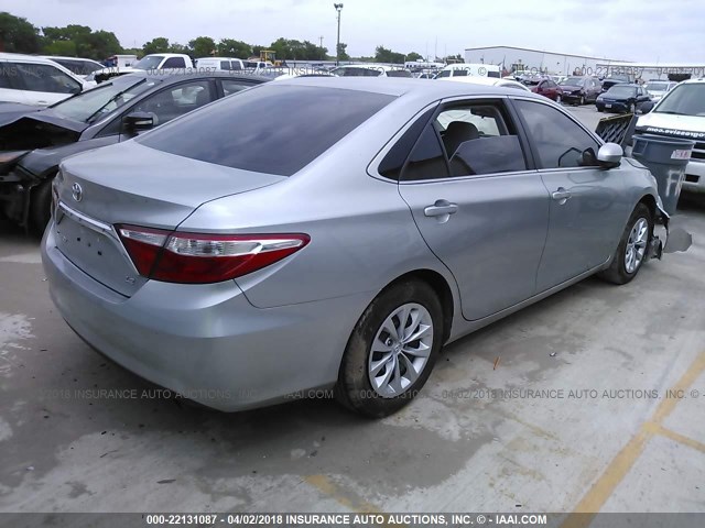 4T1BF1FK0HU729461 - 2017 TOYOTA CAMRY LE/XLE/SE/XSE SILVER photo 4
