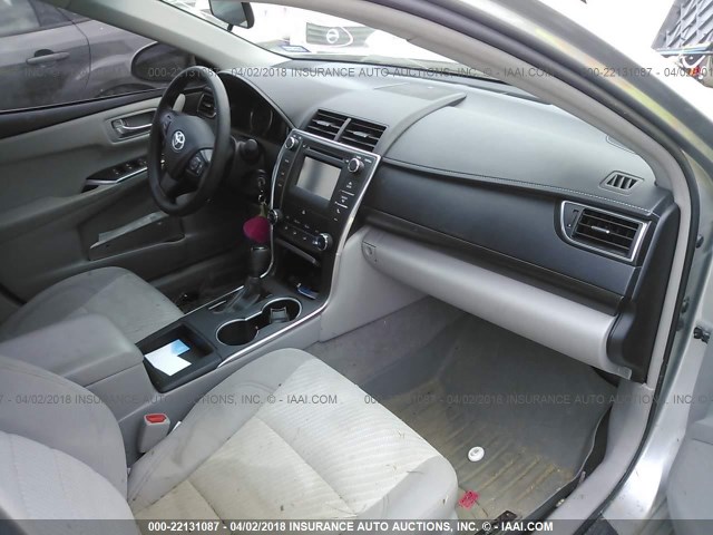 4T1BF1FK0HU729461 - 2017 TOYOTA CAMRY LE/XLE/SE/XSE ვერცხლისფერი ფოტო 5