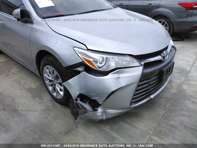 4T1BF1FK0HU729461 - 2017 TOYOTA CAMRY LE/XLE/SE/XSE SILVER photo 6