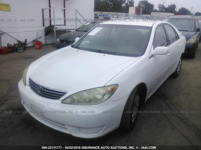 JTDBE30K863043294 - 2006 TOYOTA CAMRY LE/XLE WHITE photo 2