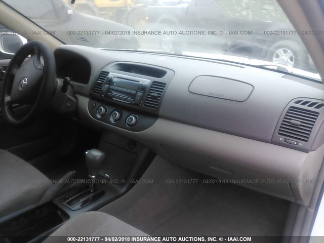 JTDBE30K863043294 - 2006 TOYOTA CAMRY LE/XLE Սպիտակ լուսանկար 5
