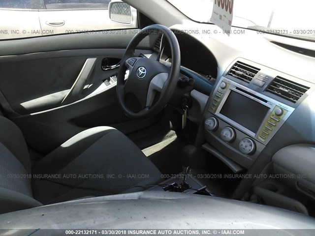 4T1BF3EK8BU744357 - 2011 TOYOTA CAMRY SE/LE/XLE SILVER photo 5