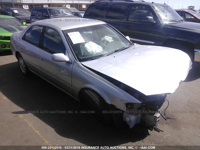 JT2BG22K5Y0418010 - 2000 TOYOTA CAMRY CE/LE/XLE 银色 照片 1