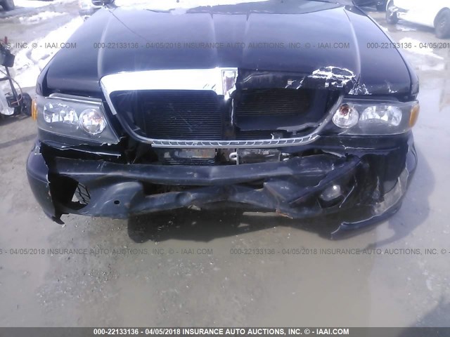 5LMPU28L8WLJ43520 - 1998 LINCOLN NAVIGATOR შავი ფოტო 6