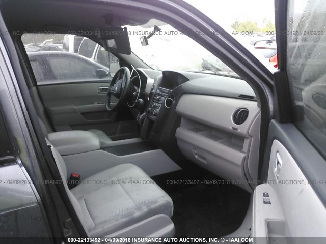 5FNYF3H26FB022653 - 2015 HONDA PILOT LX GRAY photo 5