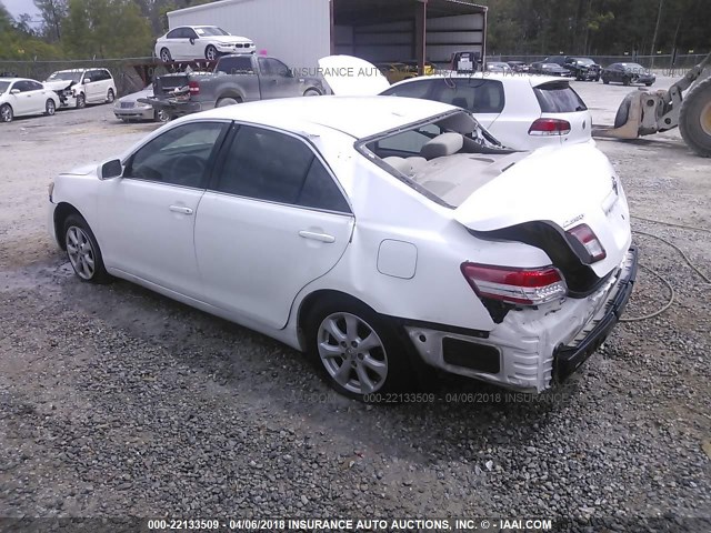 4T4BF3EK2BR162020 - 2011 TOYOTA CAMRY SE/LE/XLE WHITE photo 3