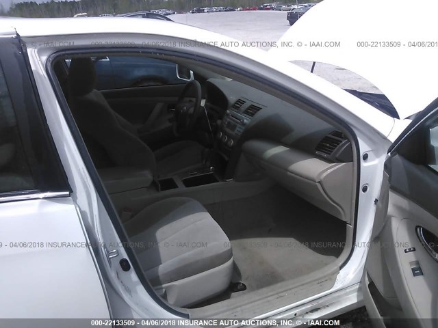 4T4BF3EK2BR162020 - 2011 TOYOTA CAMRY SE/LE/XLE WHITE photo 5