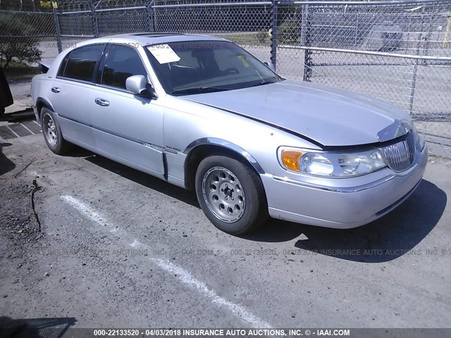 1LNHM82W72Y665548 - 2002 LINCOLN TOWN CAR SIGNATURE SILVER photo 1