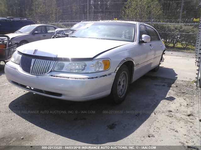 1LNHM82W72Y665548 - 2002 LINCOLN TOWN CAR SIGNATURE SILVER photo 2