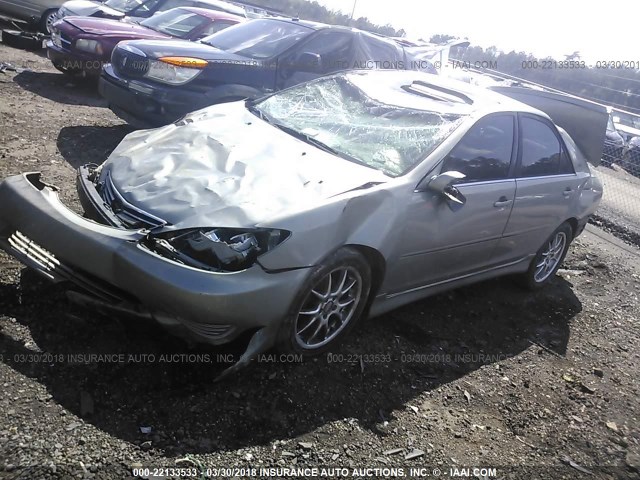 4T1BE32K65U990223 - 2005 TOYOTA CAMRY LE/XLE/SE ნაცრისფერი ფოტო 2