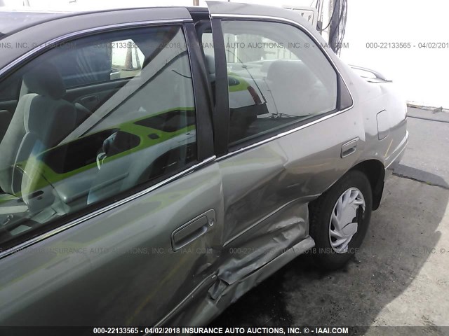 JT2BG22KXX0377470 - 1999 TOYOTA CAMRY LE/XLE GRAY photo 6