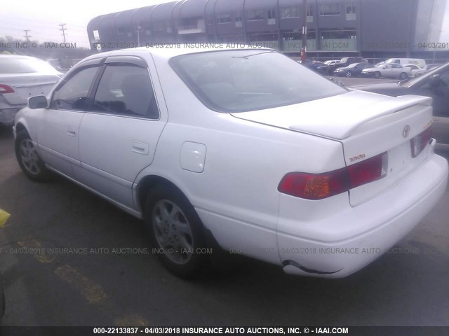 JT2BG22K9Y0493289 - 2000 TOYOTA CAMRY CE/LE/XLE WHITE photo 3