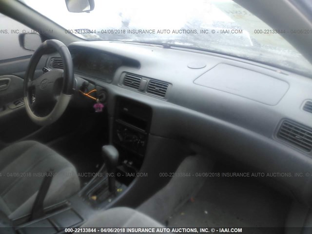 4T1BG22K0XU538033 - 1999 TOYOTA CAMRY CE/LE/XLE 灰色 照片 5