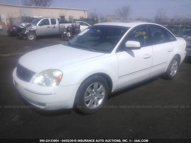 1FAFP24155G144944 - 2005 FORD FIVE HUNDRED SEL WHITE photo 2