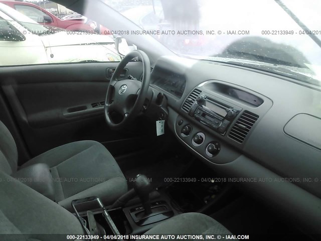 4T1BE32K14U911085 - 2004 TOYOTA CAMRY LE/XLE/SE ვერცხლისფერი ფოტო 5