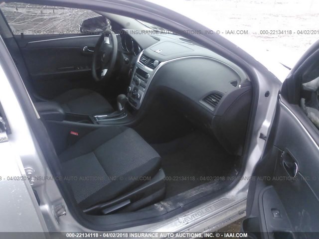 1G1ZC5E03CF338152 - 2012 CHEVROLET MALIBU 1LT SILVER photo 5