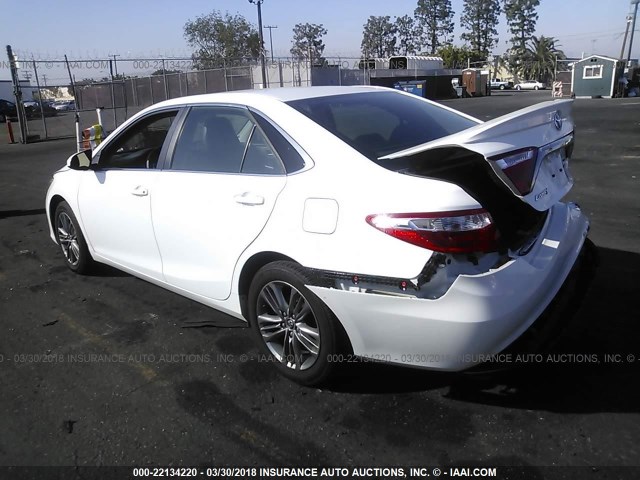 4T1BF1FK3HU319673 - 2017 TOYOTA CAMRY LE/XLE/SE/XSE 白色 照片 3