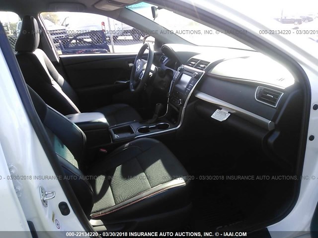 4T1BF1FK3HU319673 - 2017 TOYOTA CAMRY LE/XLE/SE/XSE 白色 照片 5