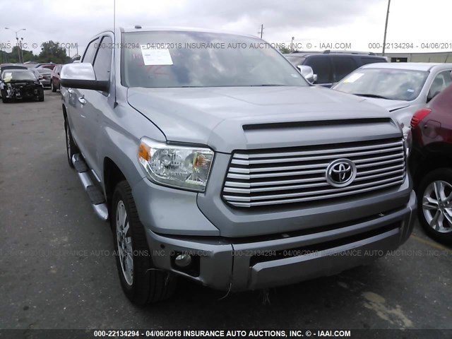 5TFAW5F10HX672014 - 2017 TOYOTA TUNDRA CREWMAX 1794/PLATINUM 银色 照片 1