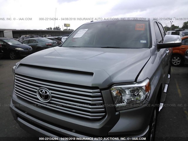 5TFAW5F10HX672014 - 2017 TOYOTA TUNDRA CREWMAX 1794/PLATINUM SILVER photo 2