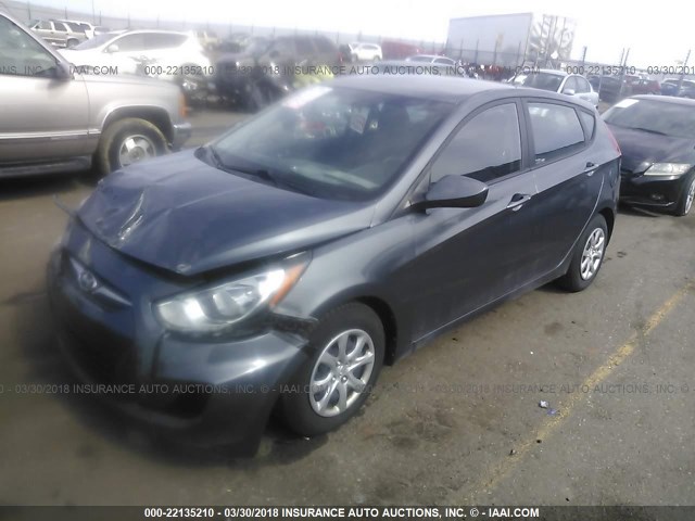 KMHCT5AE3DU100745 - 2013 HYUNDAI ACCENT GLS/GS GRAY photo 2